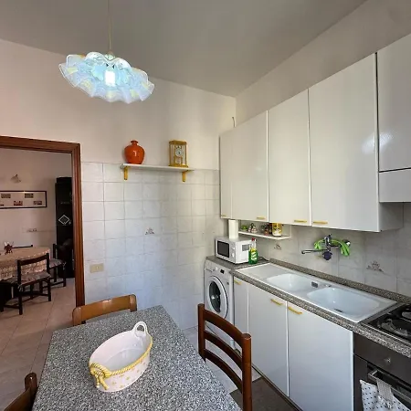Apartment Retro Charm & Metro Comfort In