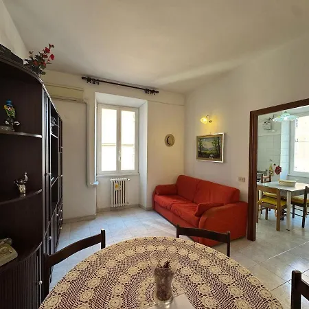 Retro Charm & Metro Comfort In Apartment Rome