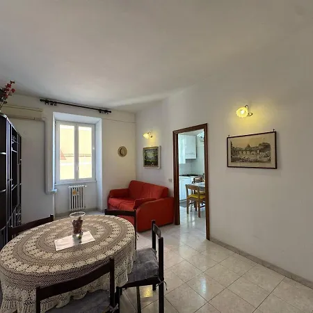 Apartment Retro Charm & Metro Comfort In