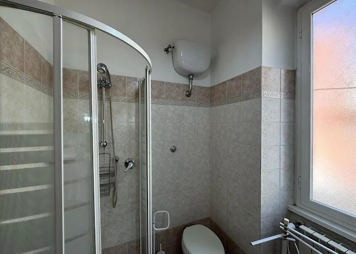 Apartment Retro Charm & Metro Comfort In