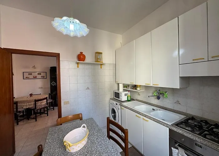 Apartment Retro Charm & Metro Comfort In