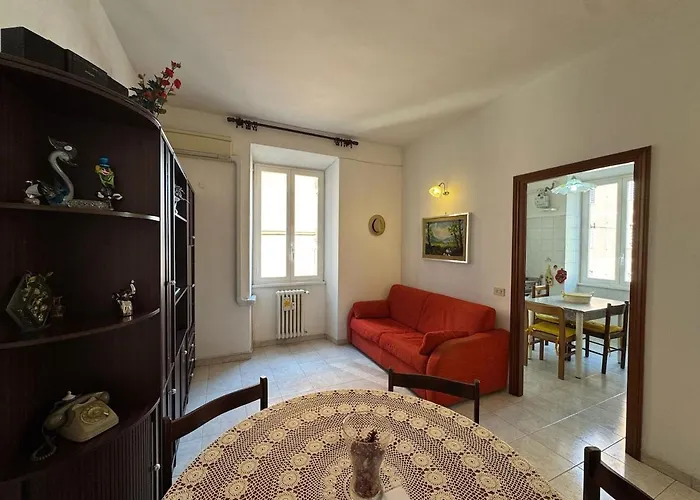 Retro Charm & Metro Comfort In Apartment Rome