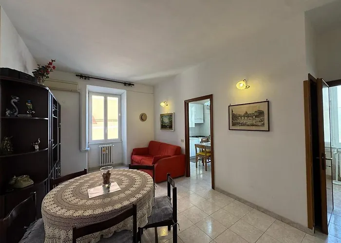 Apartment Retro Charm & Metro Comfort In